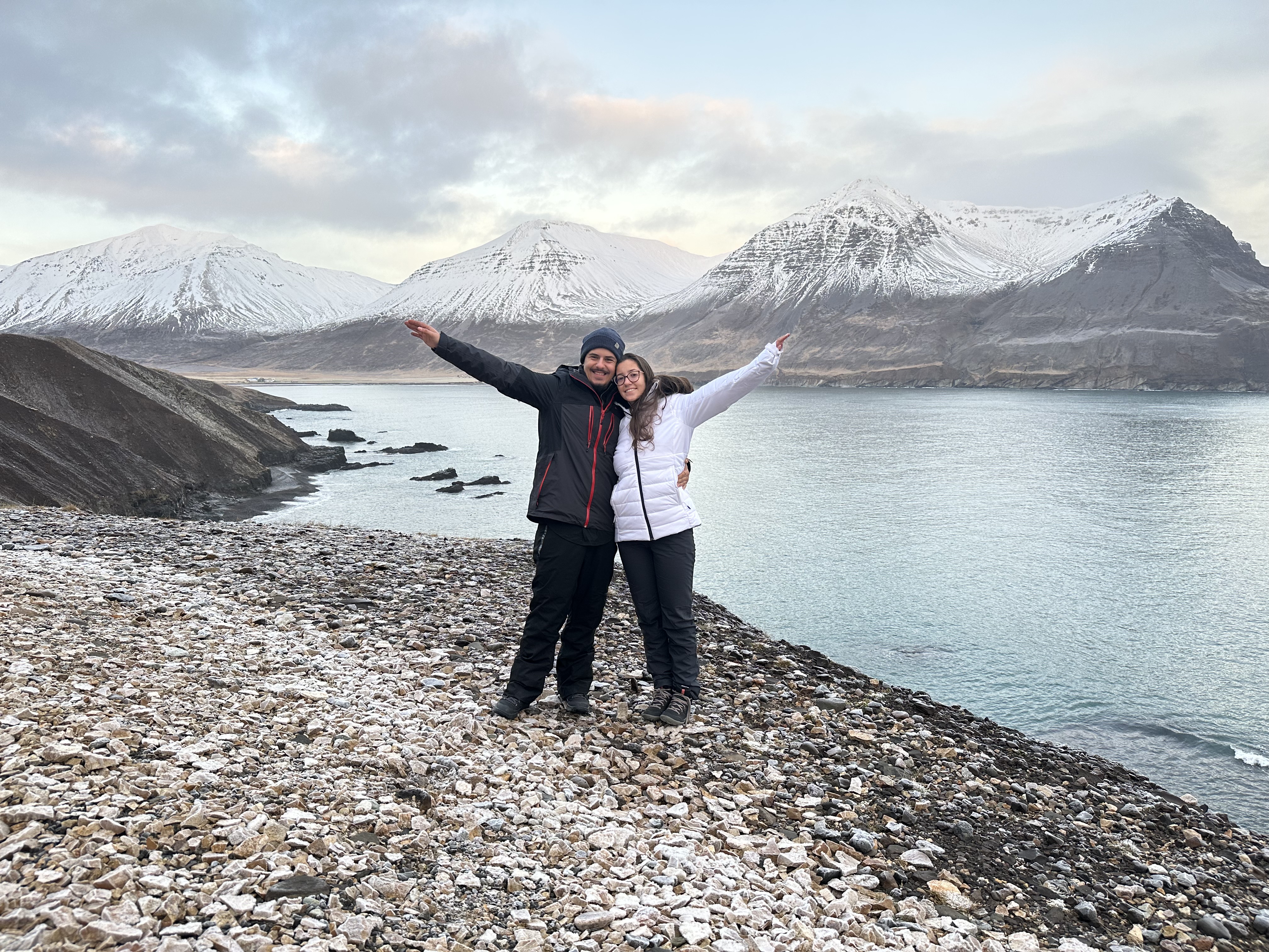 Montanhas e lago ao entardecer